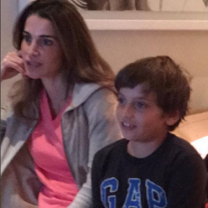 Rania de Jordanie et son fils de 10 ans, le prince Hashem, devant le clasico entre le Real Madrid et le FC Barcelone le 21 novembre 2015. Photo Instagram Rania de Jordanie.