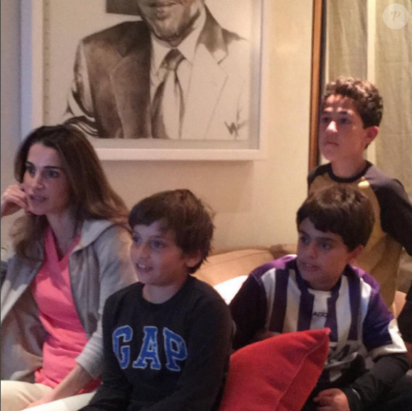 Rania de Jordanie et son fils de 10 ans, le prince Hashem, devant le clasico entre le Real Madrid et le FC Barcelone le 21 novembre 2015. Photo Instagram Rania de Jordanie.