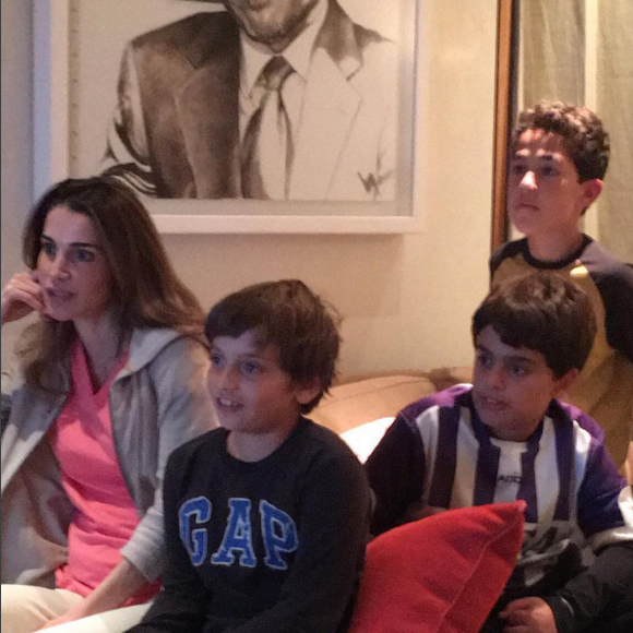 Rania de Jordanie et son fils de 10 ans, le prince Hashem, devant le clasico entre le Real Madrid et le FC Barcelone le 21 novembre 2015. Photo Instagram Rania de Jordanie.