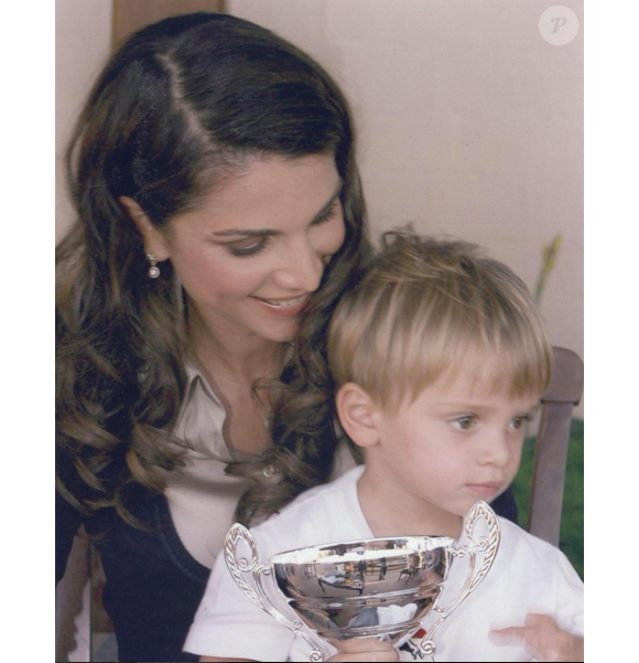 Rania de Jordanie avec le prince Hashem en 2008, soulevant son premier trophée. Photo Instagram Rania de Jordanie 2015.