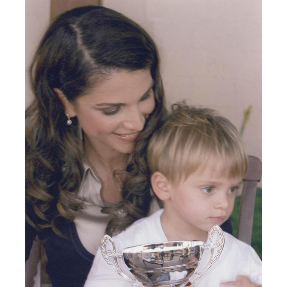 Rania de Jordanie avec le prince Hashem en 2008, soulevant son premier trophée. Photo Instagram Rania de Jordanie 2015.