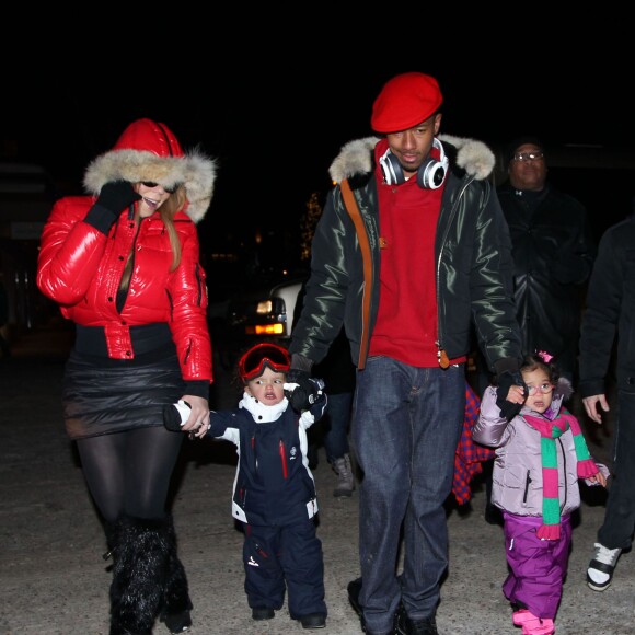 Mariah Carey, Moroccan Cannon, Nick Cannon, Monroe Cannon - Mariah Carey, son mari Nick Cannon et leurs jumeaux Moroccan et Monroe sortent se promener a Aspen, le 23 decembre 2013 ou ils passent quelques jours.
