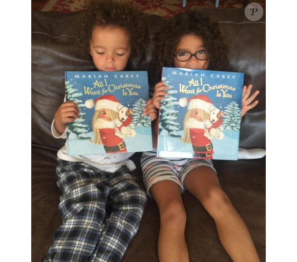 Les jumeaux de Mariah Carey découvrent le livre de Noël de leur maman / photo postée sur Instagram