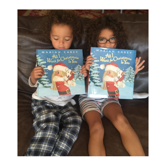 Les jumeaux de Mariah Carey découvrent le livre de Noël de leur maman / photo postée sur Instagram
