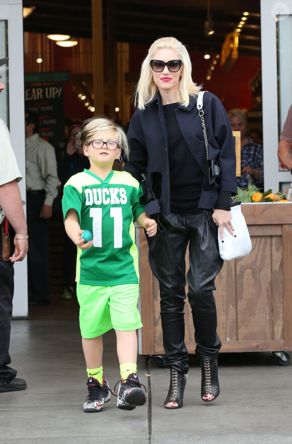 Gwen Stefani est allée déjeuner avec ses enfants Kingston, Zuma et Apollo à Beverly Hills, le 15 novembre 2015