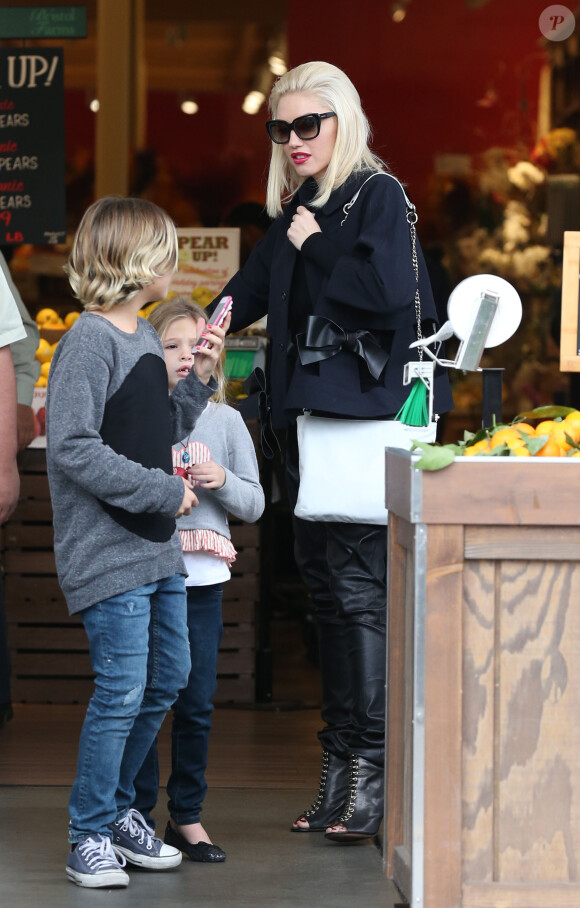 Gwen Stefani est allée déjeuner avec ses enfants Kingston, Zuma et Apollo à Beverly Hills, le 15 novembre 2015