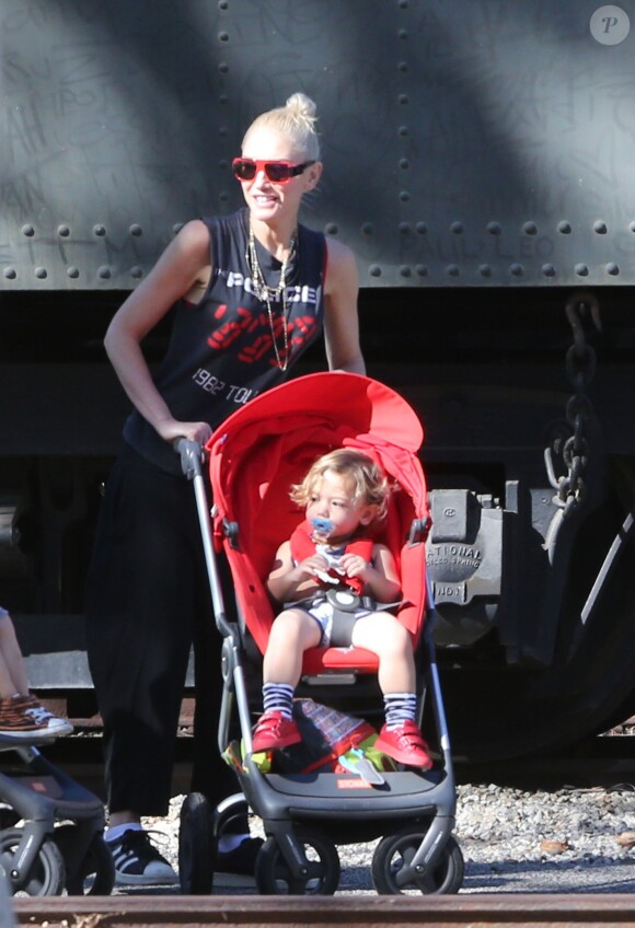 Exclusif - Gwen Stefani est allée déjeuner et se promener au 'Travel Town' avec ses enfants Zuma et Apollo et des amis à Burbank, le 1er novembre 2015