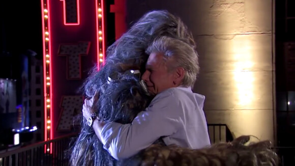 Harrison Ford et Chewbacca se sont enfin réconciliés grâce à la chanson Hello interprétée par Adele. Un sketch diffusé lors de l'émission de Jimmy Kimmel, le 24 novembre 2015.