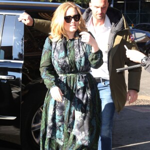 La chanteuse Adele rencontre ses fans dans la rue à New York, le 25 novembre 2015. Elles est à New York pour la promotion de son nouvel album.