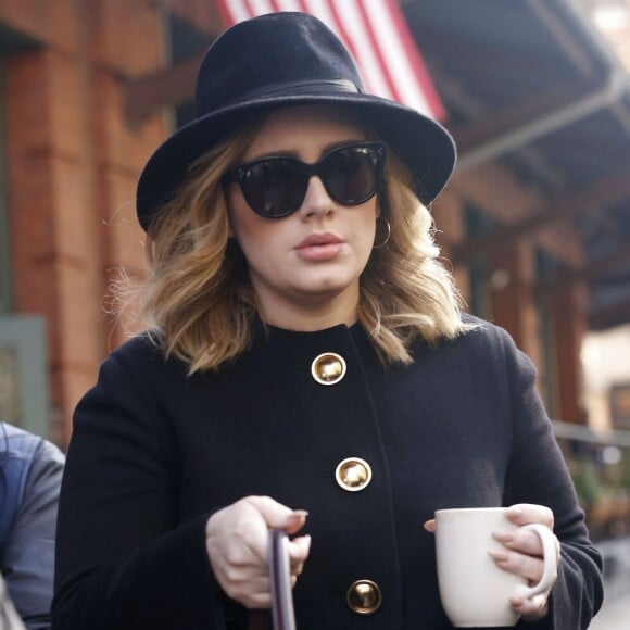 La chanteuse Adele signe des autographes à la sortie de son hôtel à New York le 24 novembre 2015. © CPA