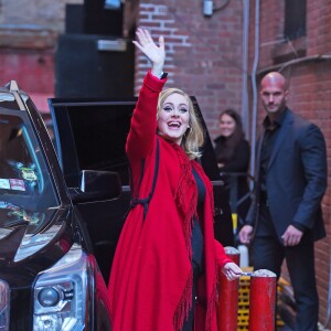 La chanteuse Adele salue ses fans habillée d'un manteau rouge au Joe's pub de New York le 20 novembre 2015 © CPA