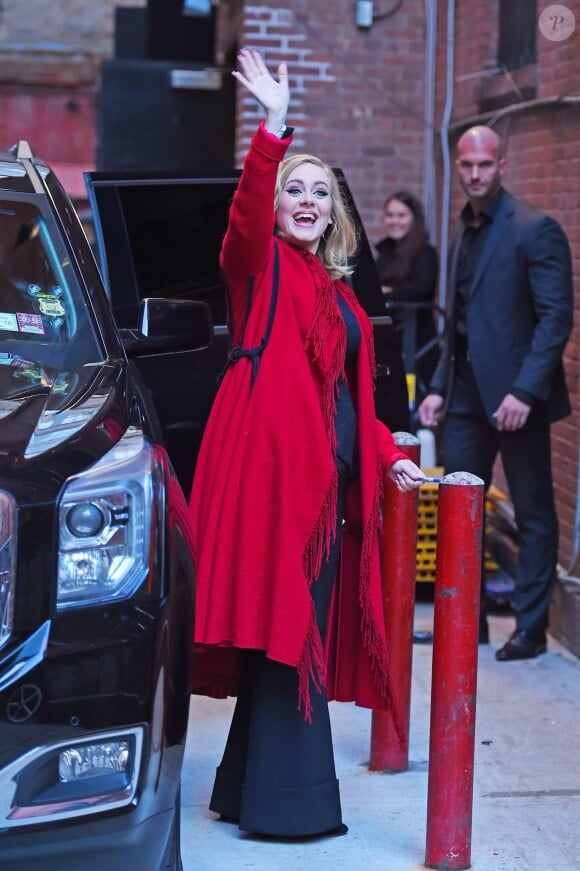 La chanteuse Adele salue ses fans habillée d'un manteau rouge au Joe's pub de New York le 20 novembre 2015 © CPA