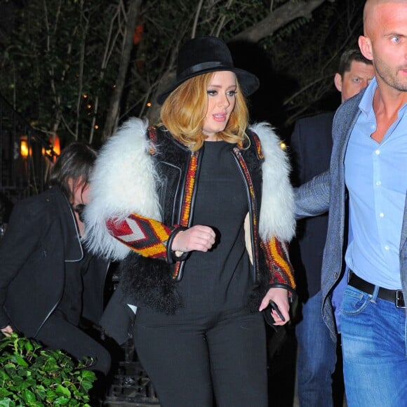 La chanteuse Adele quitte l'hôtel Waverly Inn de New York le 20 novembre 2015. Elle porte un gilet original fait de fourrure et de motifs colorés. © CPA