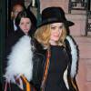 La chanteuse Adele quitte l'hôtel Waverly Inn de New York le 20 novembre 2015. Elle porte un gilet original fait de fourrure et de motifs colorés. © CPA