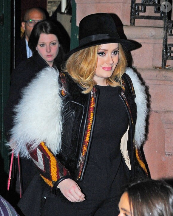 La chanteuse Adele quitte l'hôtel Waverly Inn de New York le 20 novembre 2015. Elle porte un gilet original fait de fourrure et de motifs colorés. © CPA