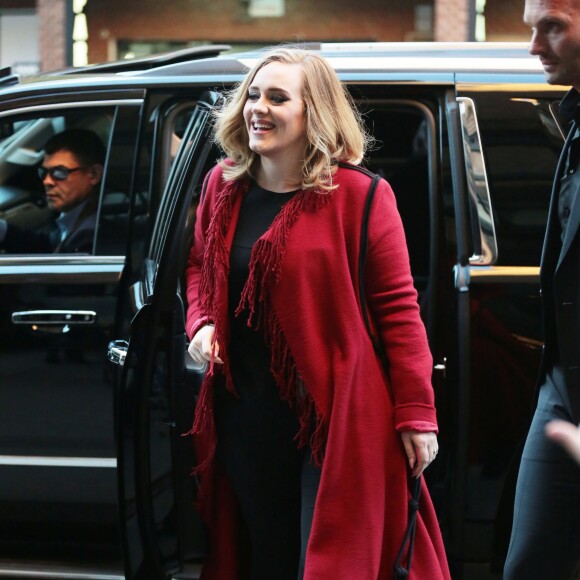 La chanteuse Adele souriante à New York le 20 novembre 2015.