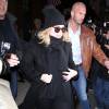 Adele fait des selfies avec ses fans à la sortie de son hôtel à New York, le 18 novembre 2015