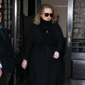 La chanteuse Adele signe des autographes à la sortie de son hôtel à New York. Le 17 novembre 2015