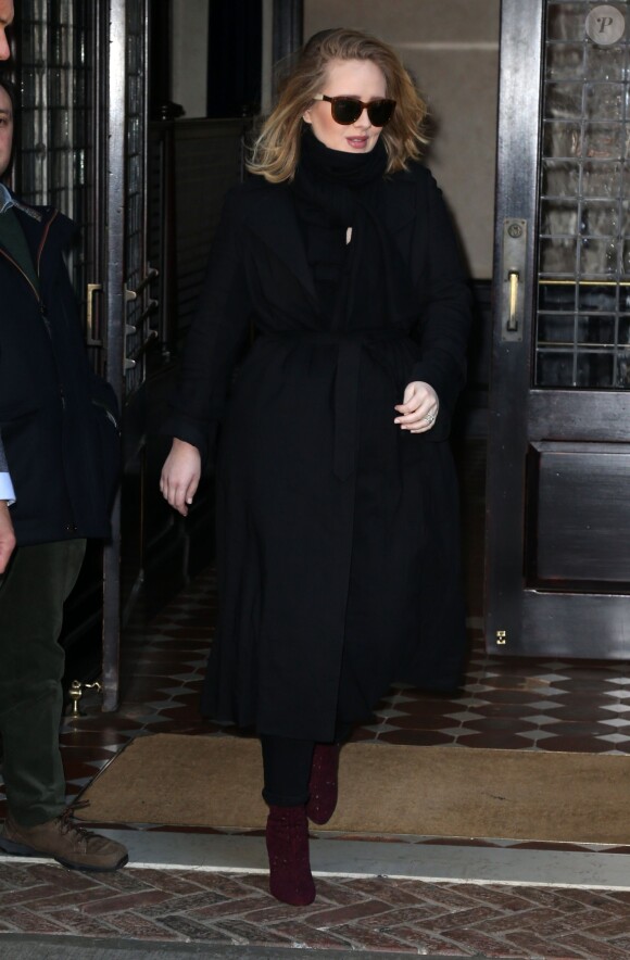 La chanteuse Adele signe des autographes à la sortie de son hôtel à New York. Le 17 novembre 2015