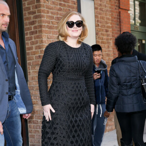 Adele fait des selfies avec ses fans devant son hôtel à New York, le 16 novembre 2015