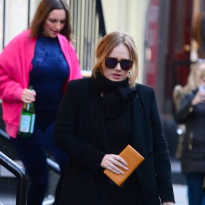 Adele fait du shopping et pause avec des fans dans le quartier de SoHo à New York, le 15 novembre 2015