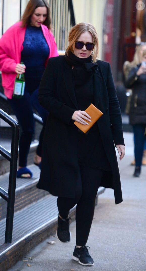 Adele fait du shopping et pause avec des fans dans le quartier de SoHo à New York, le 15 novembre 2015