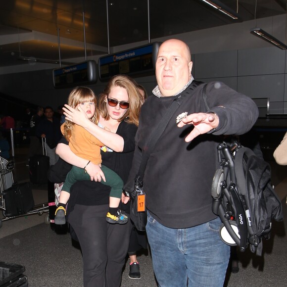 La chanteuse Adele et son fils Angelo Konecki arrivent à l'aéroport LAX de Los Angeles le 3 janvier 2015