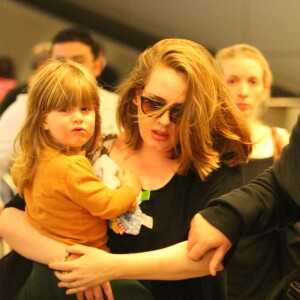 La chanteuse Adele et son fils Angelo Konecki arrivent à l'aéroport LAX de Los Angeles le 3 janvier 2015