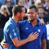 Jo-Wilfried Tsonga et Michaël Llodra après leur victoire en demi-finale de COupe Davis à Roland-Garros le 13 septembre 2014 à Paris