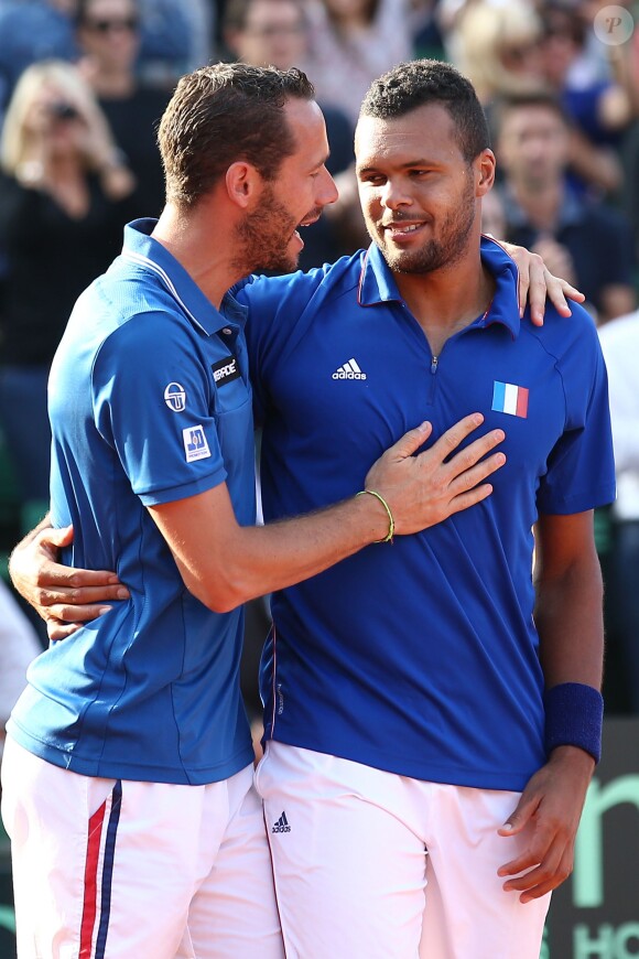Jo-Wilfried Tsonga et Michaël Llodra après leur victoire en demi-finale de COupe Davis à Roland-Garros le 13 septembre 2014 à Paris