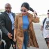 Selena Gomez arrive à l'aéroport de LAX à Los Angeles, habillée d'un trench-coat en faux daim H&M, un haut bleu ciel Urban Outfitters et un jean J Brand. Le  24 novembre 2015.