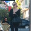 Exclusif - Rosie Huntington-Whiteley va déjeuner au restaurant "La Conversation" avec une amie à West Hollywood, habillée d'un pull T by Alexander Wang, d'un pantalon Paige et de sandales noires. Le top model anglais porte également un sac Givenchy (modèle Lucrezia). Le 17 novembre 2015.