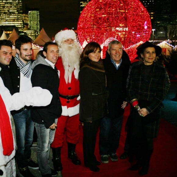 Grégory Bakian, Florian Hessique, Philippe Candeloro, Marie Céline Guillaume (directrice générale du marché de Noël de la Defense), Martin Lamotte et Caroline Loeb - Lancement du Marché de Noël de La Défense le 26 novembre 2015.