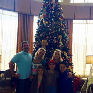Britney Spears fête Thanksgiving avec son frère Bryan, sa soeur Jamie, sa nièce Maddie et ses fils Jayden et Sean chez Universal Studios Hollywood / photo postée sur Instagram, le 26 novembre 2015.