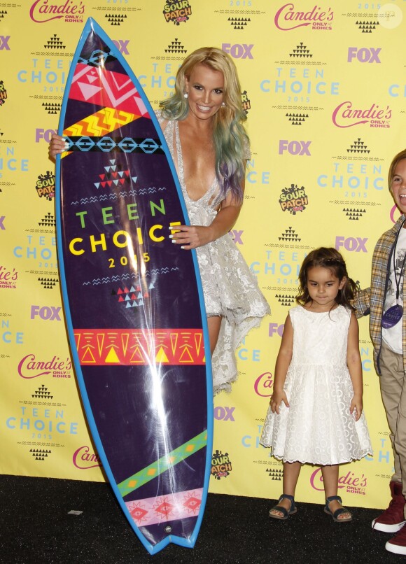 Britney Spears, Maddie Aldridge posant dans la salle de presse aux Teen Choice Awards 2015 à Los Angeles, le 16 août 2015.