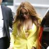 La chanteuse Beyonce arrive toute sexy habillée en jaune à son bureau dans le quartier de Midtown à New York, le 20 mai 2015.