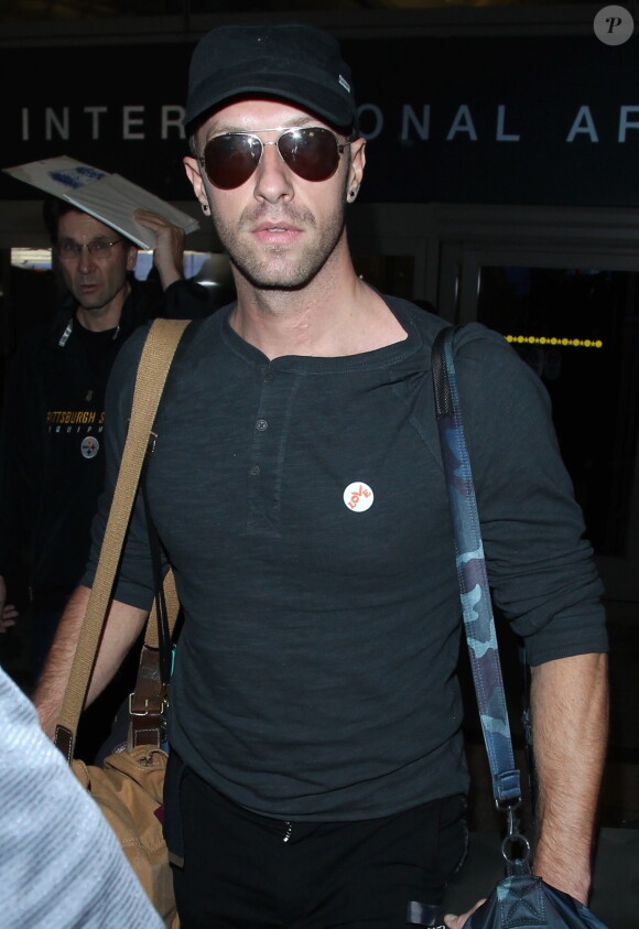 Chris Martin du groupe Coldplay arrive à l'aéroport LAX de Los Angeles le 13 décembre 2014