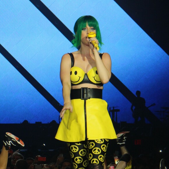 Katy Perry a démarré sa tournée "Prismatic Tour" en donnant son premier concert à Belfast. Le 7 mai 2014