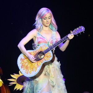 Katy Perry a démarré sa tournée "Prismatic Tour" en donnant son premier concert à Belfast. Le 7 mai 2014