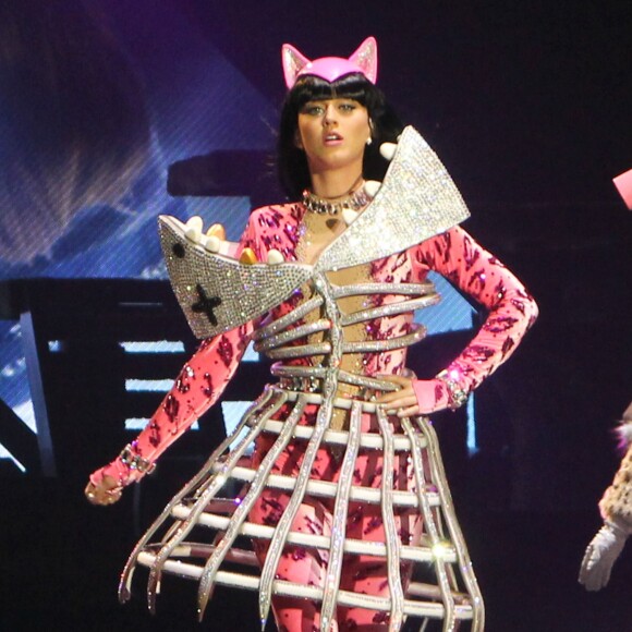 Katy Perry a démarré sa tournée "Prismatic Tour" en donnant son premier concert à Belfast. Le 7 mai 2014