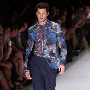 Gisele Bündchen et Sean O'Pry défilent pour la marque Colcci collection printemps/été 2015 lors de la Fashion Week de Sao Paulo, le 2 avril 2014.