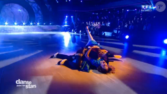 EnjoyPhoenix chute lourdement, dans Danse avec les stars 6, le samedi 28 novembre 2015 sur TF1.