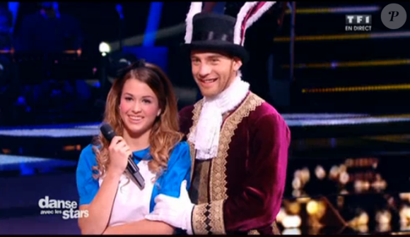 EnjoyPhoenix et Yann-Alrick Mortreuil dans la peau d'Alice au Pays des Merveilles et du lapin, dans Danse avec les stars 6, le samedi 28 novembre 2015 sur TF1.