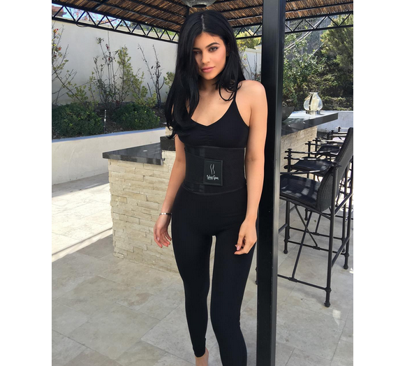 Kylie Jenner adopte la tendance du corset minceur comme ses soeurs / photo postée sur Instagram le 28 novembre 2015.