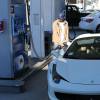 Tyga prend de l'essence alors que sa petite-amie Kylie Jenner attend à l'intérieur de la Ferrari à Sherman Oaks, le 6 novembre 2015.