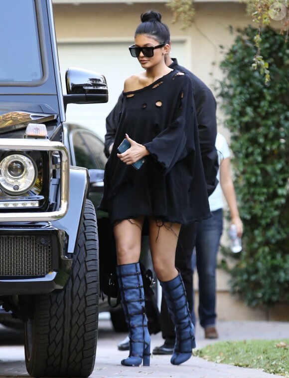 Kylie Jenner - La famille Kardashian en pleine tournage de leur émission de télé réalité à Woodland Hills, le 30 novembre 2015