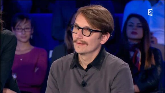 Lorànt Deutsch révèle comment il a découvert qu'il était amoureux de Marie-Julie Baup, dans On n'est pas couché sur France 2, le samedi 28 novembre 2015.