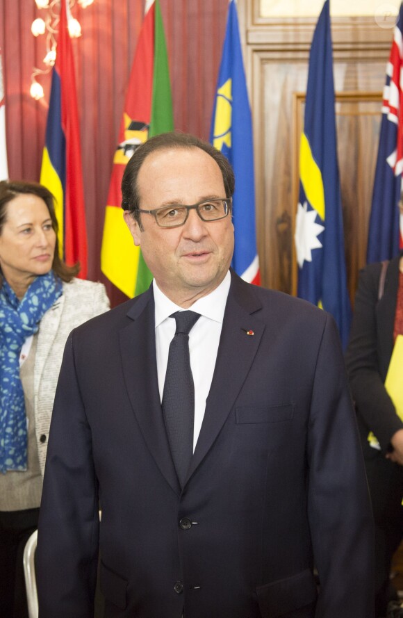 Le président français François Hollande et Ségolène Royal lors d'une session de travail spéciale de la rencontre des chefs de gouvernement du Commonwealth sur le changement climatique à La Valette, le 27 novembre 2015.