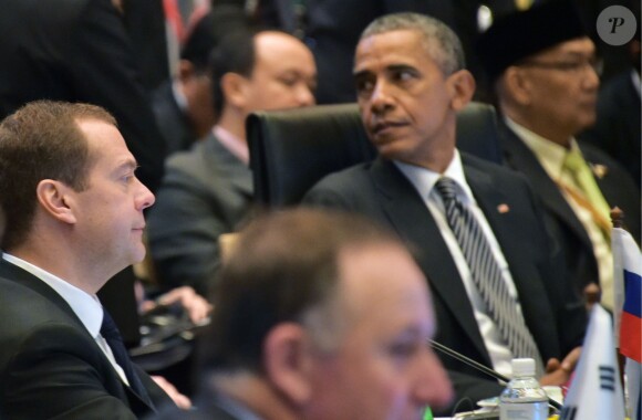 Le président Américain Barak Obama et le premier ministre Russe Dmitry Medvedev au dixième sommet de l'Asie de l'est à Kuala Lampur le 22 novembre 2015.