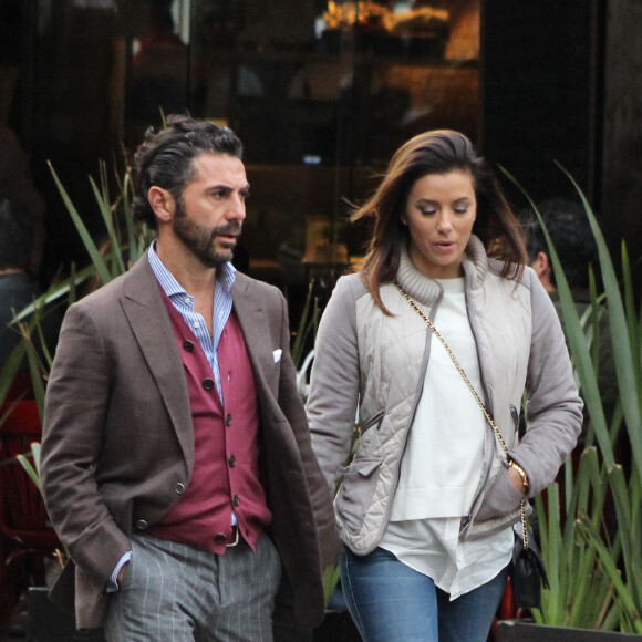 Eva Longoria et son chéri José, à Mexico, le 27 novembre 2015